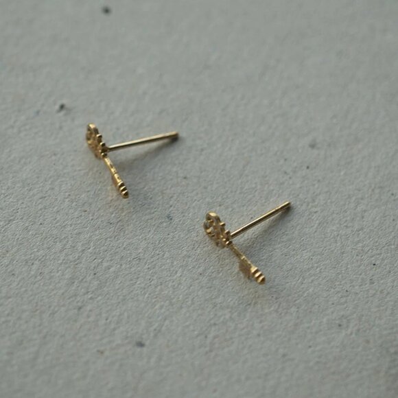 New in a box- 10k solid gold tiny heart key earrings - Picture 8 of 8